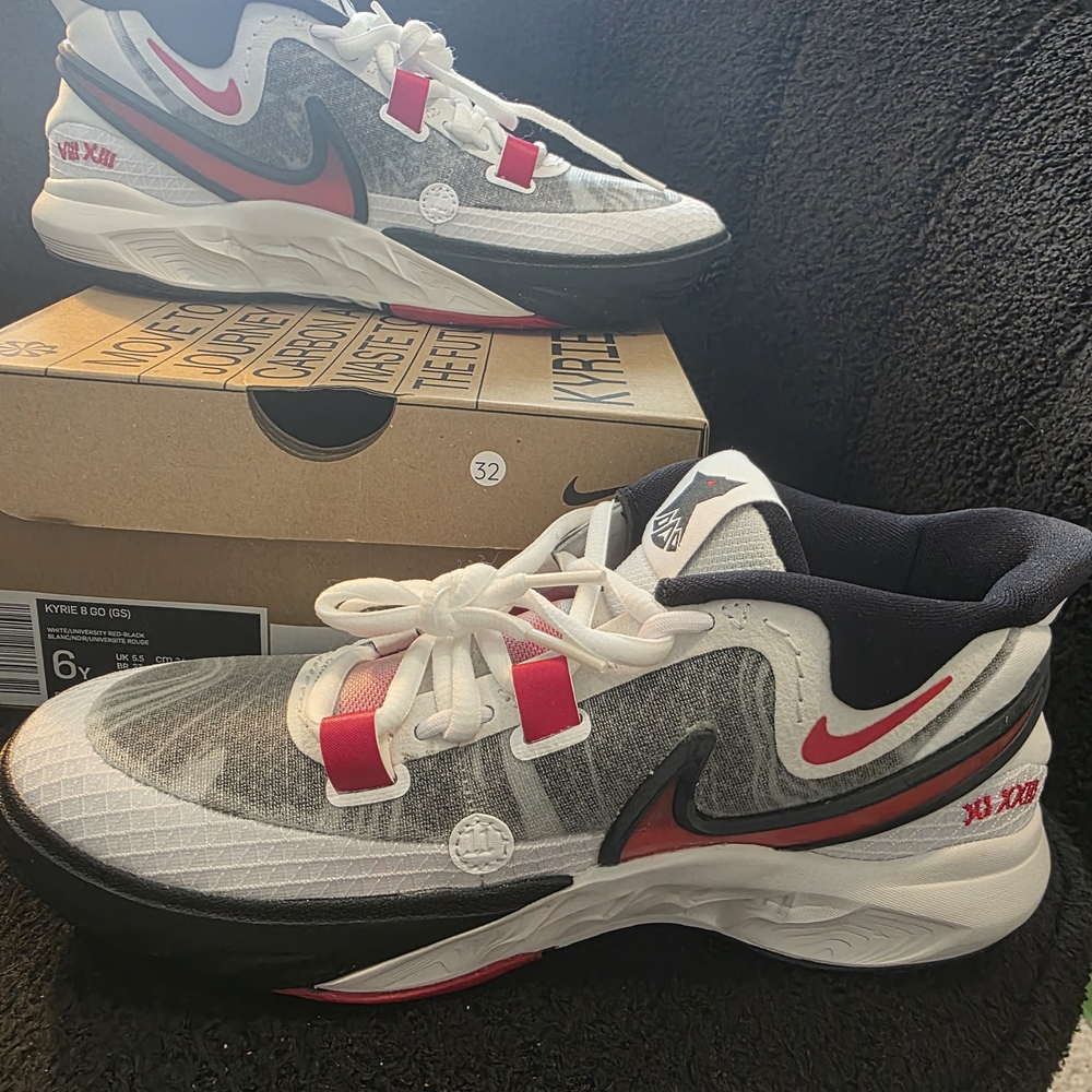 NEW Kyrie 8 ‘white University Red' Dj6017-100 Size 6Y Unreleased Rare